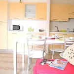 Flat For Six Guests By The Sea Apartment *